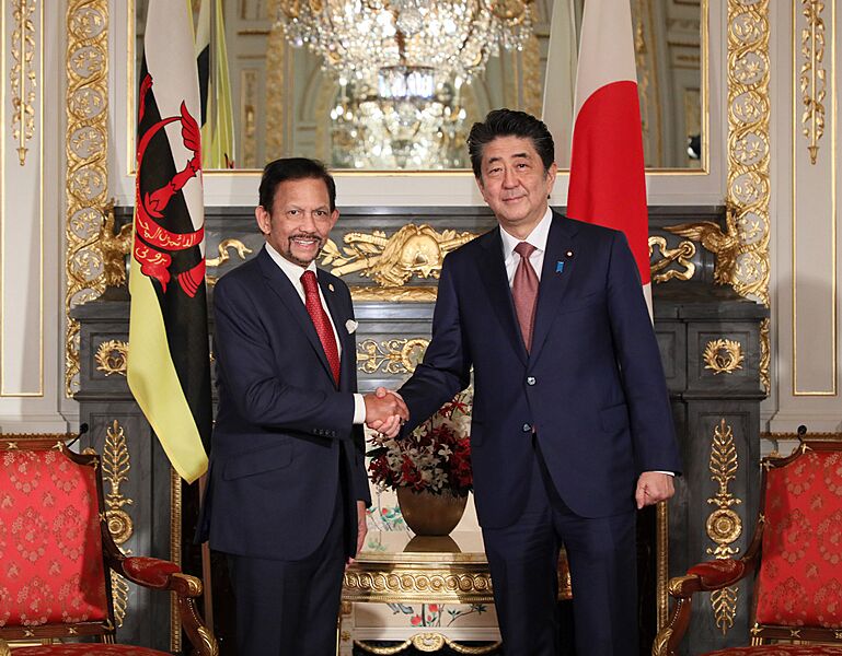 Shinzo Abe and Hassanal Bolkiah at the Enthronement of Naruhito (1)