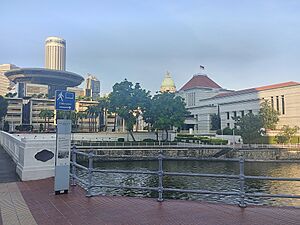 Archivo:Singapore Parliament House and Supreme Court 20220222 182616