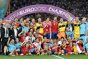 Archivo:Spain national football team Euro 2012 trophy 03
