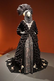 Archivo:Star Wars and the Power of Costume July 2018 11 (Queen Amidala's Naboo escape gown from Episode I)
