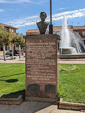 Archivo:Villada, monumento a Carlos Casado del Alisal