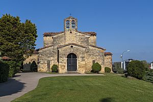 Archivo:1. Iglesia San Julián de los Prados (35752657690)