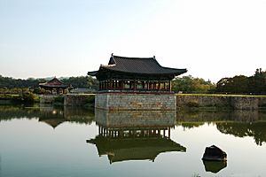 Archivo:Anapji Pond-Gyeongju-Korea-2006-09