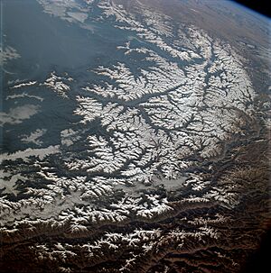 Archivo:Apollo 9 image of the Hindu Kush range, AS09-23-3511