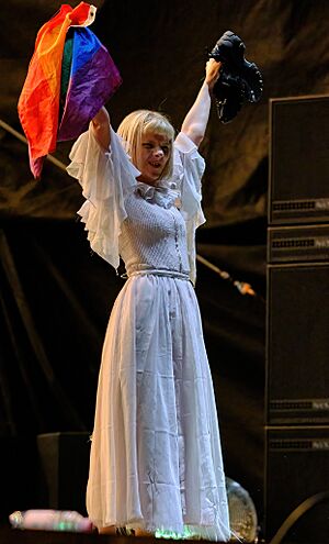 Archivo:Aurora performing at the Electric Castle festival - 51995480029