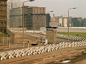 Archivo:Berlin Wall death strip, 1977