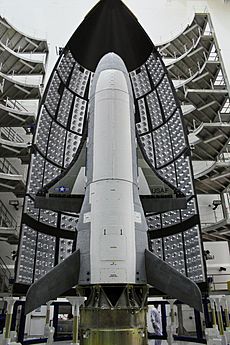 Archivo:Boeing X-37B inside payload fairing before launch