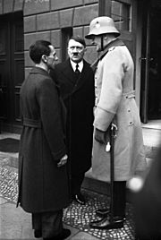 Archivo:Bundesarchiv Bild 102-00765, Goebbels, Hitler, vom Blomberg