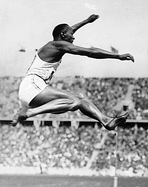 Archivo:Bundesarchiv Bild 183-R96374, Berlin, Olympiade, Jesse Owens beim Weitsprung crop