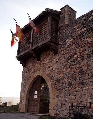 Archivo:Cadalso del Castillo de Argüeso