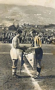 Archivo:Capitães trocando galhardetes - Antigo Campo dos Barreiros, 1925