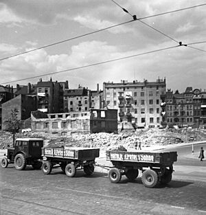 Archivo:Clearing rubble, Hamburg Germany 1950