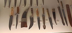 Archivo:Colección de cuchillos