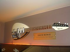 Archivo:David Bowie's Vox Mark VI guitar, HRC Warsaw