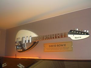 Archivo:David Bowie's Vox Mark VI guitar, HRC Warsaw