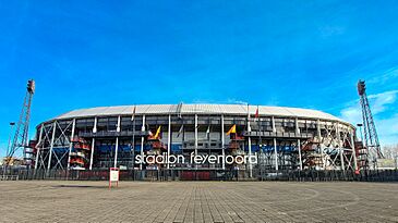 Archivo:De Kuip bij zonnig daglicht