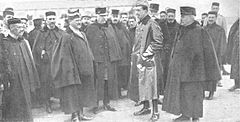 Archivo:El rey en el campamento de los Alijares de Toledo con el general Aznar y otros, de Campúa, Mundo Gráfico, 13-05-1914 (cropped)