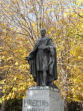 Archivo:Estatua de Alfonso XIII en la Universidad Complutense de Madrid