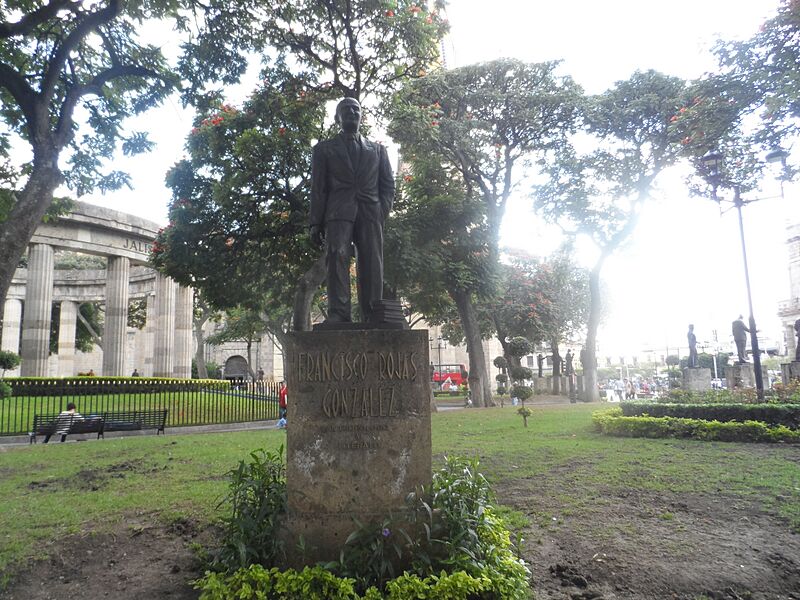 Francisco Rojas González (Estatua)