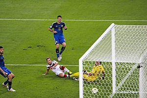 Archivo:Götze kicks the match winning goal