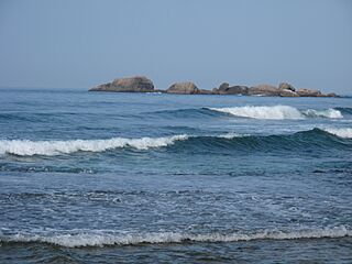 Hikkaduwa, sea with rocks.JPG