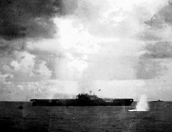 Archivo:Japanese Nakajima B5N drops torpedo on USS Hornet (CV-8) on 26 October 1942