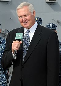 Archivo:Jerry West on USS Ronald Reagan (cropped)