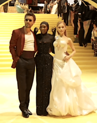 Archivo:Jonathan Bailey, Cynthia Erivo, and Ariana Grande at the premiere of Wicked in Mexico City