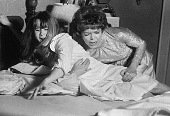 Archivo:Linda Blair and Ellen Burstyn in The Exorcist