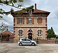 Mairie de Tramoyes (Ain, France) et véhicule de police municipale (mai 2019)