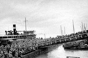 Archivo:Members of the Republic of China Army board a ship bound for Taiwan in 1949
