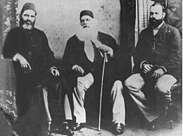 Archivo:Mohsinul Mulk, Syed Ahmad Khan and Syed Mahmood