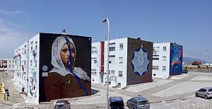Archivo:Murales desde la carretera Cádiz-Málaga en Tarifa 8España).