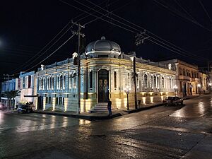 Archivo:Museo de la ciudad de Tampico de noche