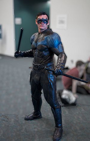 Archivo:Nightwing cosplay (blurred background)