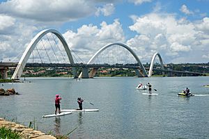 Archivo:Paddle surfing at Ponte JK 03 2015 BSB 1640