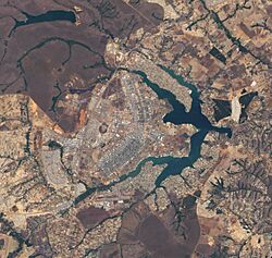 Archivo:Partial view of the Federal District, Brazil seen from space in 2001 (3)