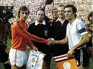 Archivo:Perfumo cruyff 1974
