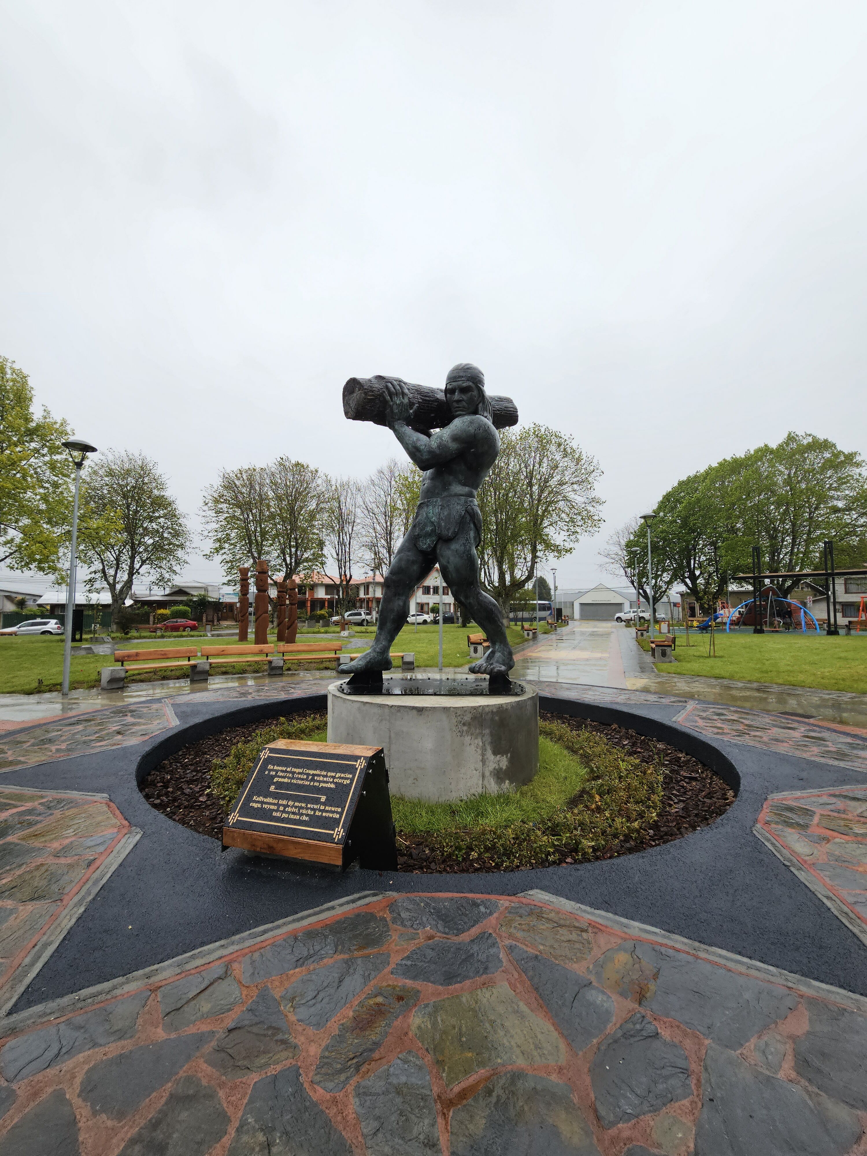 Plaza Caupolican en Cañete, Chile.jpg
