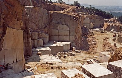 Archivo:Porriño quarries