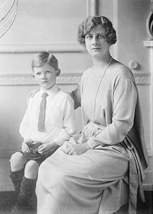 Archivo:Princess Arthur of Connaught with Alastair