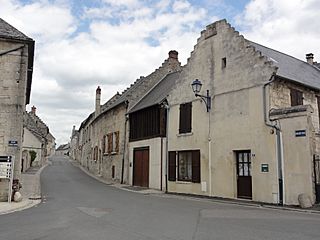 Ressons-le-Long (Aisne) Grand Rue, avec pignons à échelons.JPG