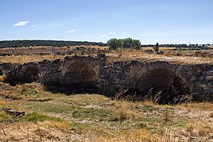 Archivo:Ruinas romanas en San Julian de la Valmuza