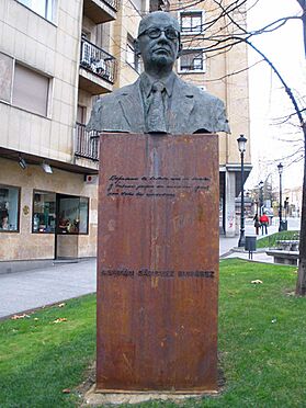 Salamanca - Monumento a Germán Sánchez Ruipérez.jpg