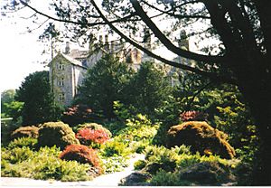 Archivo:Sizergh Castle gardens