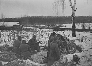 Archivo:Soviet artillerymen with 53-K artillery gun