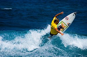 Archivo:Surfing in Middle Beach, Isabela