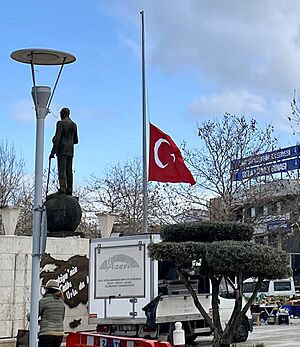 Archivo:Türkiye'de 6 Şubat Depremi Nedeniyle Yas İlan Edildi-Urla