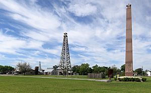 Archivo:The Spindletop-Gladys City Boomtown Museum