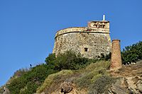 Archivo:Torre Moya, fotografiada junto a playa Benajarafe, Velez-Málaga, provincia de Málaga
